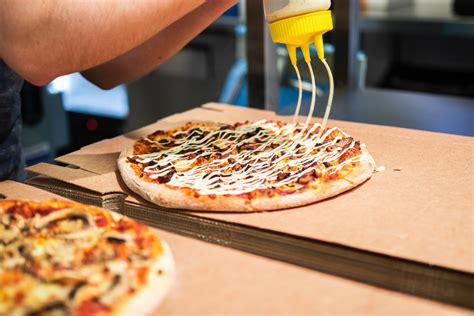 genieten maar dominos waalwijk trakteert op gratis pizzas