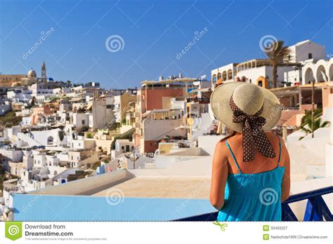 mujer el vacaciones en santorini grecia imagen de archivo