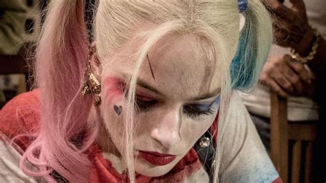 margot robbie s harley quinn gives tattoo in new suicide squad behind the scenes photo