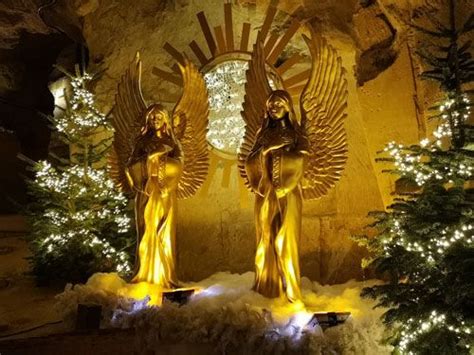 kerststad valkenburg kerstmarkten  grotten kerstminiaturen en meer lion sculpture fair