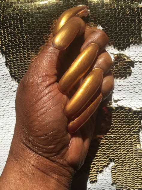 queenmarilyn nails gold