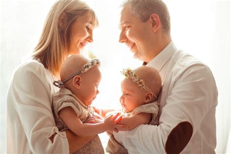 Bonne Maman Et Papa Posent Avec Des Jumeaux Drôles Sur Leurs Bras