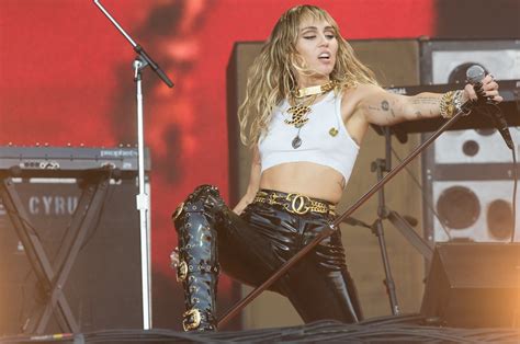 Miley Cyrus Performs Braless On The Pyramid Stage At