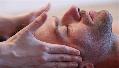 Facial Massage That Rejuvenates Holifitness Natural Lifting