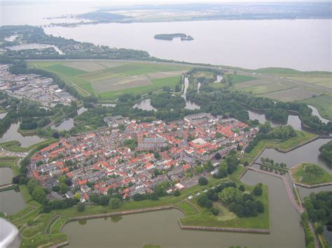 de vesting ligt achter ons met op de achtergrond het gooimeer city photo dolores park aerial