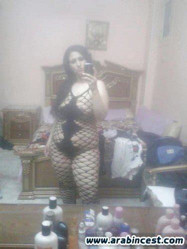 صور سكس شرموطة شرموطة مصرية عليها جسم سكسي تستعرض في غرفتها محارم عربي