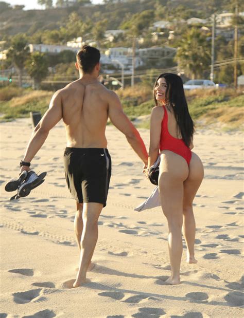 las fotos sexis de la cantante cubana mayra verónica y su novio samuel asghari en una playa