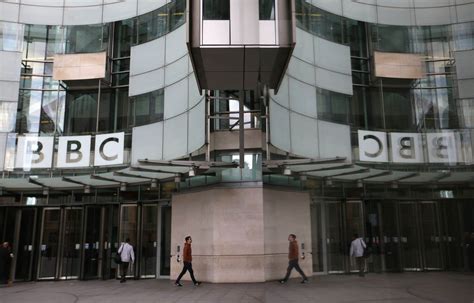 la bbc annonce 450 suppressions d emplois dans sa rédaction le devoir