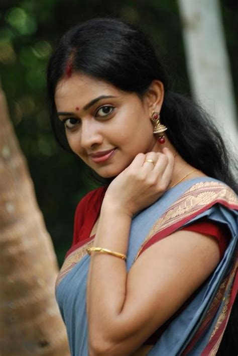 actress hd gallery divya vishwanath malayalam serial