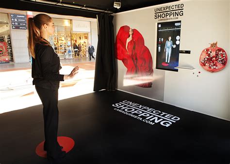 el centro comercial la maquinista de barcelona instala dos probadores virtuales aimirror