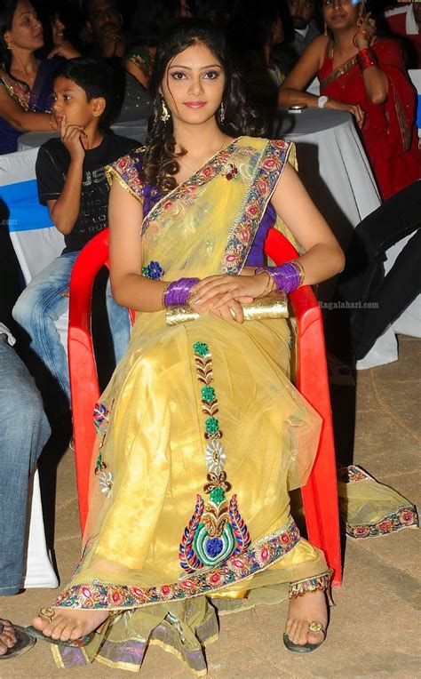 actress aishwarya cute hd images in beautiful saree cap