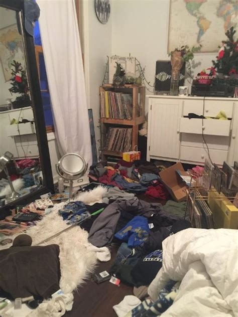 Teen S Messy Bedroom Leads To Really Disgusting And Painful Injury