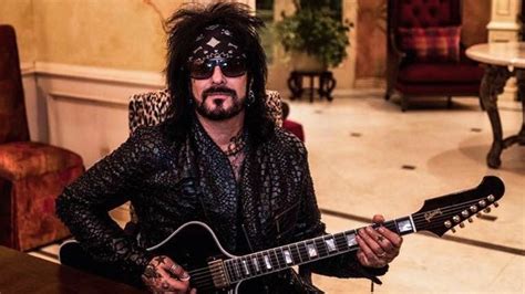 nikki sixx “getting your testicles cut open is like being in mÖtley