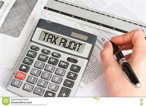 belastingsvorm met  en calculator die belastingscontrole zeggen stock foto image