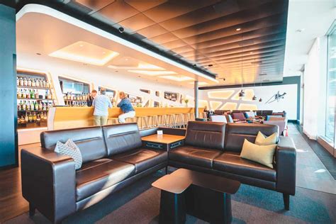 airlines  offer   airport lounges   world