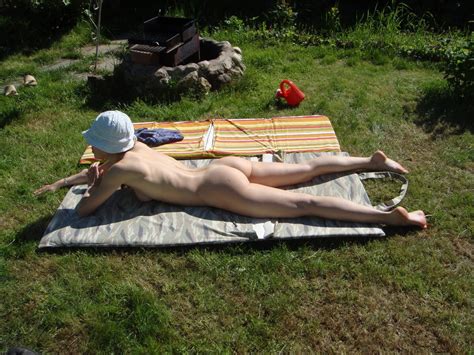 topless backyard sunbathing vidéos pour adultes