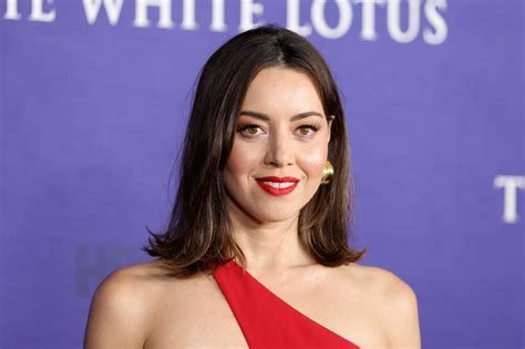 aubrey plaza  debuted  hollywood blonde hair   red carpetsee pics glamour