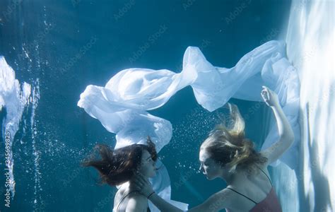 Foto Stock Two Beautiful Lesbian Girls Are Swimming Underwater