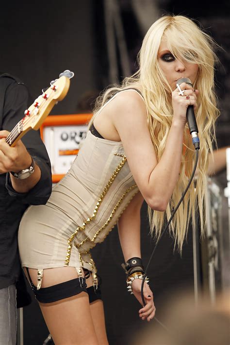 Taylor Momsen And The Pretty Reckless Perform Zimbio