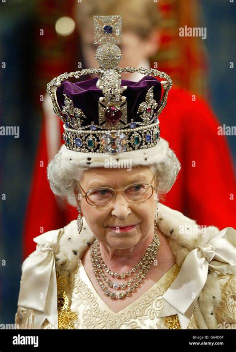 queen elizabeth wearing crown  res stock photography  images alamy