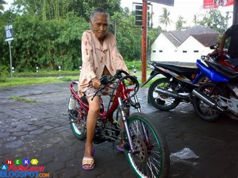 nenek  naik motor drag aneka foto lucu
