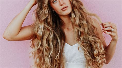 Dalle trecce allo chignon per creare le beach waves sui capelli lunghi. Come creare capelli mossi senza piastra