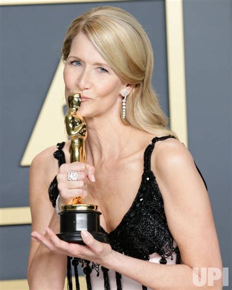 Photo Laura Dern Wins An Oscar At The 92nd Annual Academy Awards In