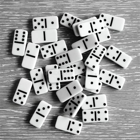 dominoset arkivfoto bild av fall prick droppe domino