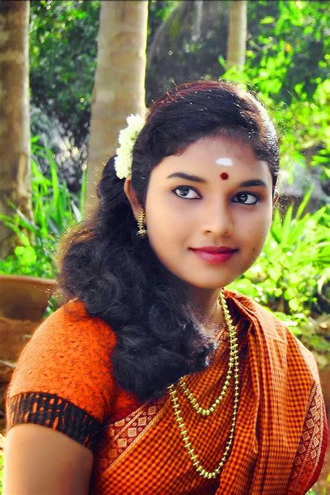Cute Homely Actress In New Tamil Film Saainthaadu