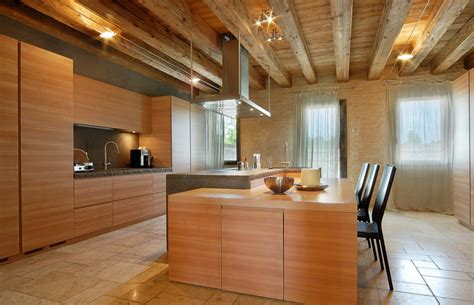 Formato da 3 cerchi di diverse dimensioni, che creano un . Illuminazione Soffitto Travi a Vista