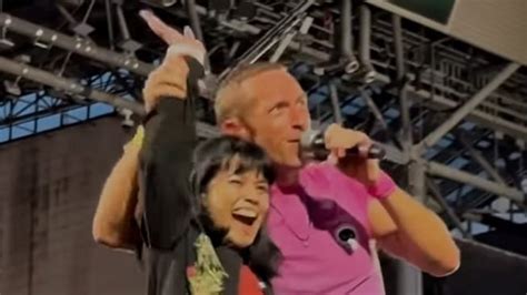 Wow Fans Asal Indonesia Ini Digaet Chris Martin Saat Konser Coldplay