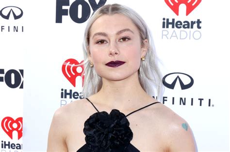 phoebe bridgers  voeroes szonyegen mutatta meg honaljszoret