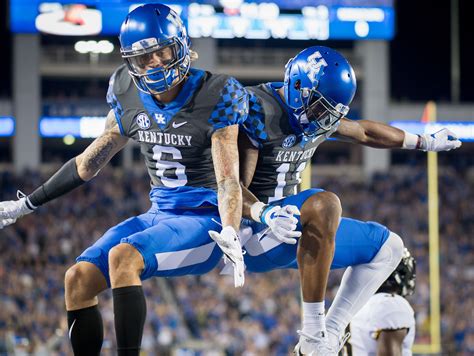 Kentucky Football Holds On For 40 34 Win Over Missouri Usa Today Sports