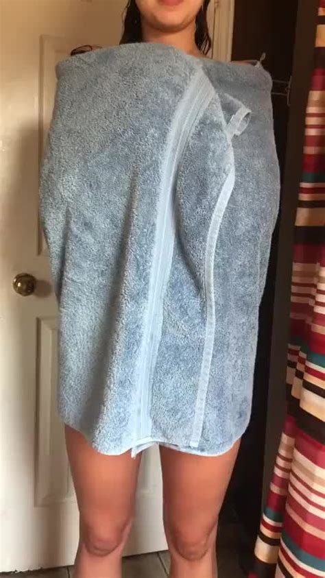 Girl Drops The Bath Towel R Adorableporn