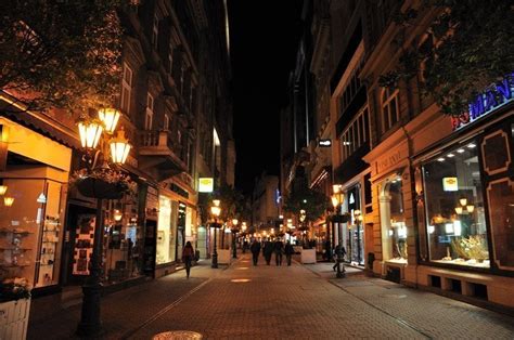 vaci utca  rua mais importante de budapeste