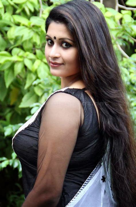 Indian Hot Actress Sruthi Lakshmi Hot Side View Photos