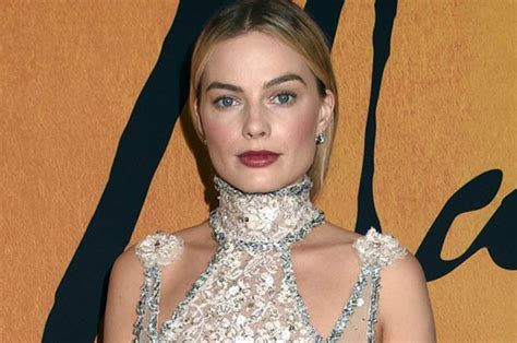 Margot Robbie Ditches Bra For Mary Queen Of Scots Premiere