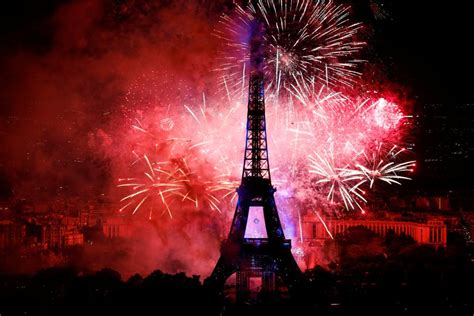 photos bastille day fireworks light up eiffel tower