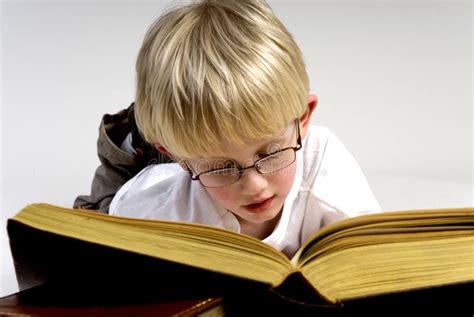 chłopcy gruby czytać książki zdjęcie stock obraz złożonej z czytanie