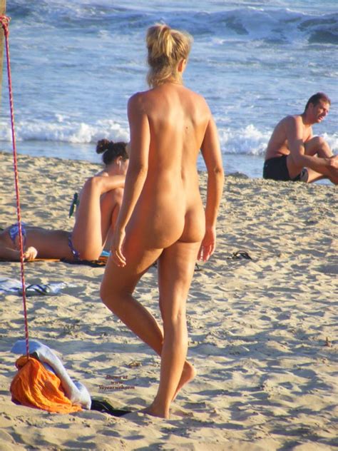 Full Frontal Nude Hottie Plays Beach Volley Ball Preview