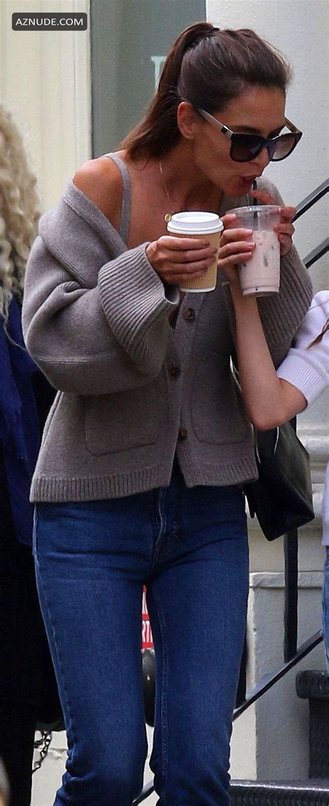 Katie Holmes Sexy Hailing A Cab With Her Daughter Suri Cruise In
