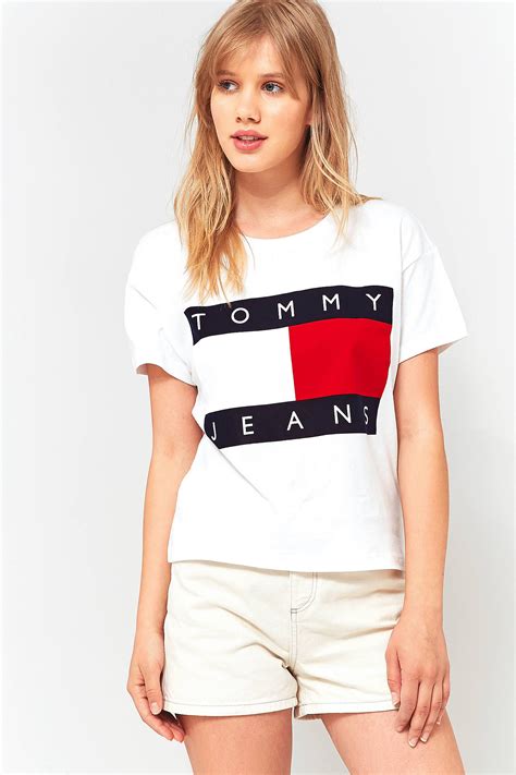 view  tommy hilfiger  shirt blanc avec logo annees  tommy hilfiger outfit tommy