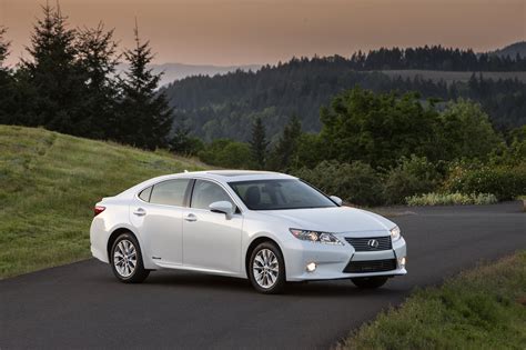 lexus es  offers economy luxury performance  connectivity review  fast
