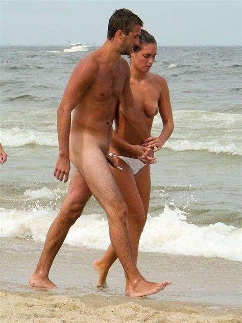 couple à la plage monsieur nu madame topless