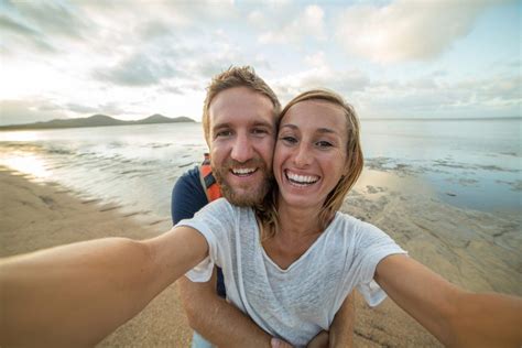 6 Tips On Taking Better Couple Selfies Beach Poses For Couples Couple