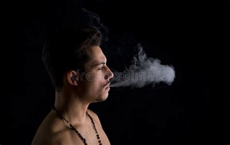 aantrekkelijke jonge mensen rokende sigaret profielmening stock afbeelding image  sigaret