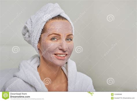 woman   spa   face mask stock photo image  applying