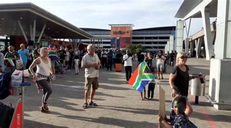 Watch Fans Welcome Boks At Cape Town International Airport