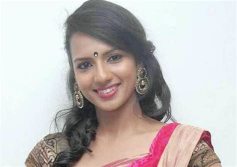 tamil kannada actress sruthi hariharan profile photos upcoming movies movieraja