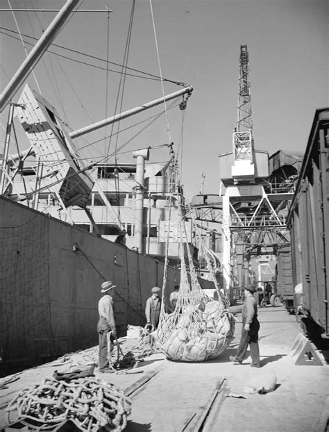 file pacific terminal longshore workers 1945 port of vancouver canada wikipedia